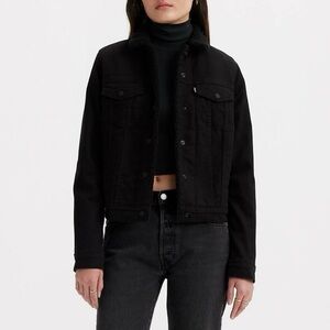 Levi’s Original sherpa trucker jacket. 🖤